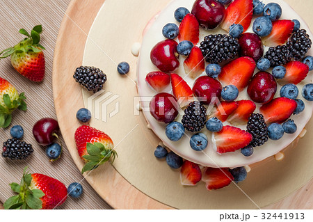 Summer tart with custard cream Summer tart with custard cream 32441913