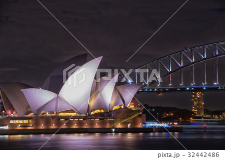 【シドニー夜景】ミセス・マックォーリーズ・チェアからのオペラハウスとハーバーブリッジ 32442486