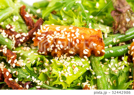 Salad with grilled octopus and dried tomatoes. 32442986