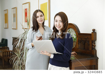 日本人女性　外国人女性 32443665