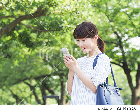 スマートフォンを持つ女性 スマートフォンを持つ女性 32443816