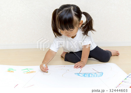 フローリングで絵を描く幼い女の子  32444603