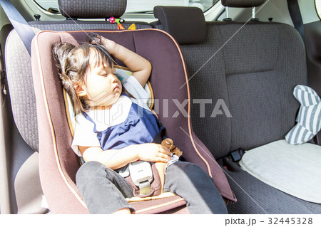 チャイルドシートで寝る幼い女の子 32445328