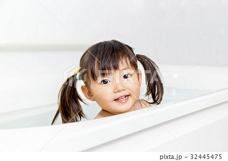 一人でお風呂に入る幼い女の子 の写真素材