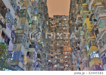 Very Crowded but colorful building group  32445583
