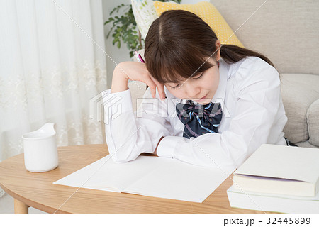 リビング学習で居眠りする女子高生 リビング学習で居眠りする女子高生 32445899
