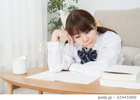 リビング学習する女子高生 リビング学習する女子高生 32445900