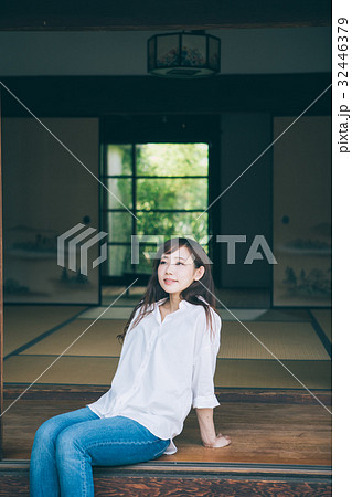 帰省してリラックスしている女性 32446379