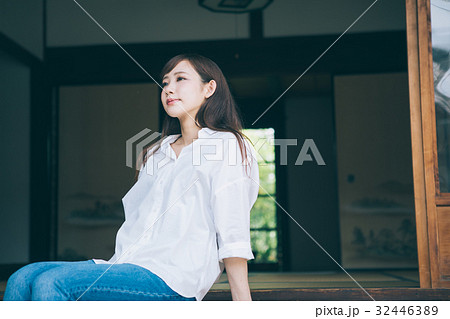 帰省してリラックスしている女性 帰省してリラックスしている女性 32446389