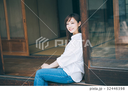 帰省してリラックスしている女性 帰省してリラックスしている女性 32446398