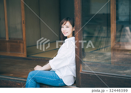 帰省してリラックスしている女性 帰省してリラックスしている女性 32446399