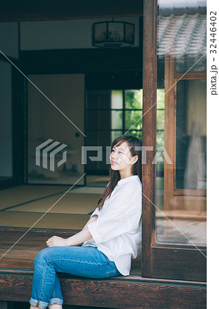 帰省してリラックスしている女性 帰省してリラックスしている女性 32446402