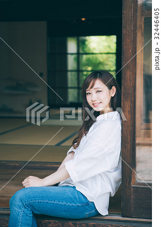 帰省してリラックスしている女性 32446405