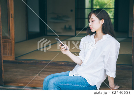 縁側でスマホを見る女性 縁側でスマホを見る女性 32446653