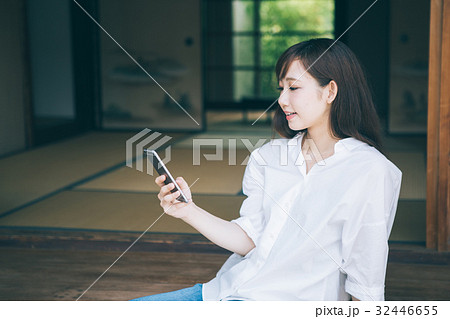 縁側でスマホを見る女性 縁側でスマホを見る女性 32446655