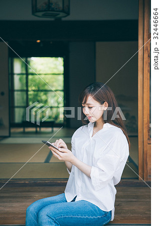 縁側でスマホを見る女性 縁側でスマホを見る女性 32446664