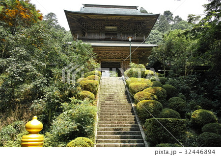 雲巌寺　朱塗りの太鼓橋から見た石段と山門 32446894
