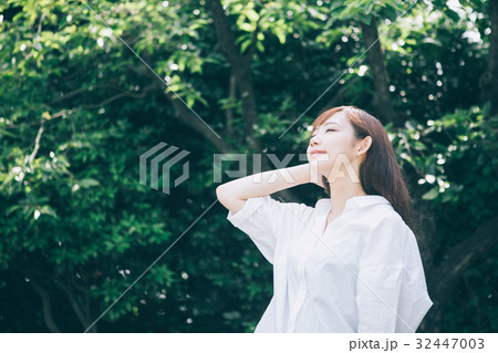 新緑と女性 32447003