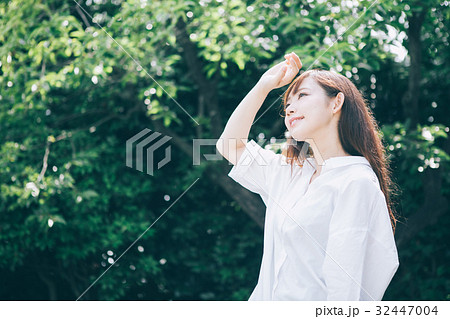 新緑と女性 32447004
