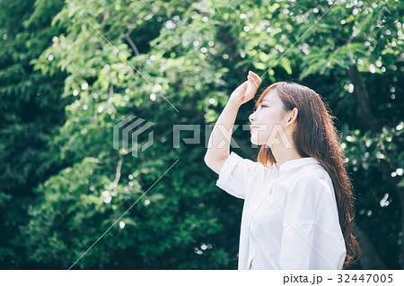 新緑と女性 32447005