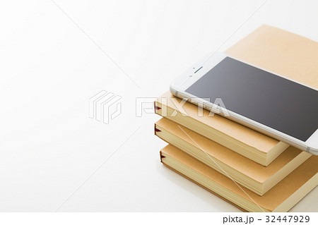 スマホと本 32447929