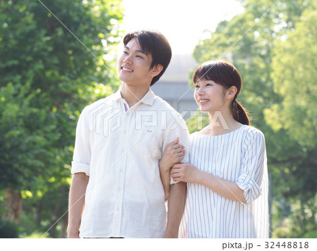 腕を組んで笑うカップル 32448818