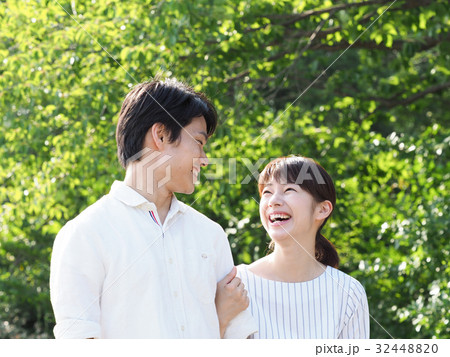 腕を組んで笑うカップル 腕を組んで笑うカップル 32448820