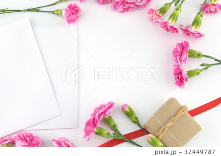 Two blank white cards, brown gift box, red ribbon 32449787