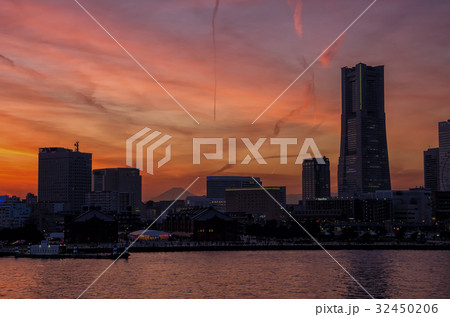 【横浜夜景】　みなとみらい　ランドマークタワー　富士山 32450206