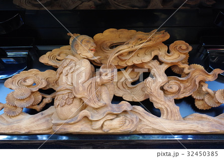 信州　松本の文化財　須々岐水神社の祭りの舞台　藤井町の舞台の彫刻　立川流彫刻の舞台（山車）は長野県宝 32450385