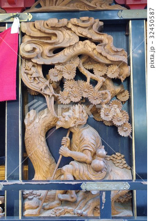 信州　松本の文化財　須々岐水神社の祭りの舞台　薄町町の舞台の彫刻　立川流彫刻の舞台（山車）は長野県宝 32450587
