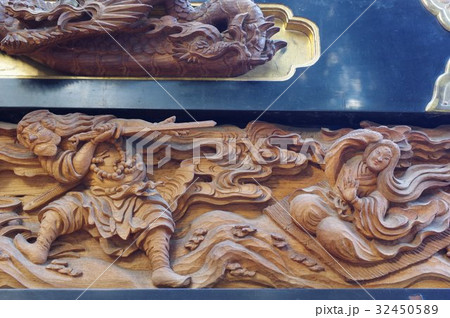 信州　松本の文化財　須々岐水神社の祭りの舞台　薄町町の舞台の彫刻　立川流彫刻の舞台（山車）は長野県宝 32450589