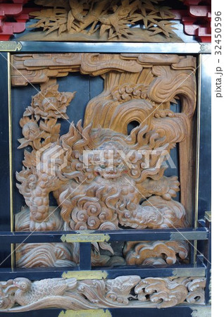 信州　松本の文化財　須々岐水神社の祭りの舞台　薄町町の舞台の彫刻　立川流彫刻の舞台（山車）は長野県宝 32450596