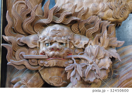 信州　松本の文化財　須々岐水神社の祭りの舞台　薄町町の舞台の彫刻　立川流彫刻の舞台（山車）は長野県宝 32450600