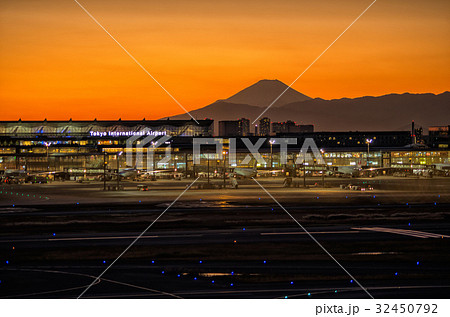 【東京夕景】 羽田空港 富士山 【東京夕景】 羽田空港 富士山 32450792