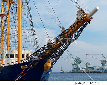 神戸港 開港150年 中突堤に停泊中の帆船 32450839