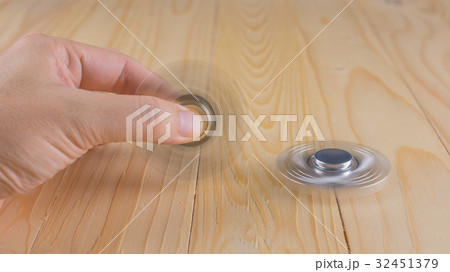 hand with spinner on table. 32451379