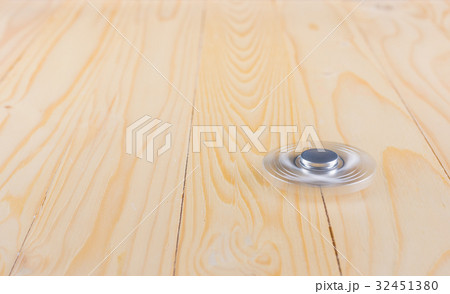 hand with spinner on table. 32451380