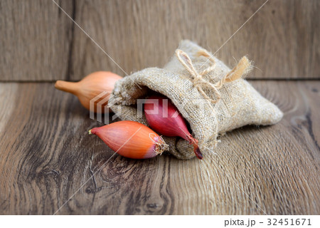 Dry bulb onions for planting in a small sack 32451671