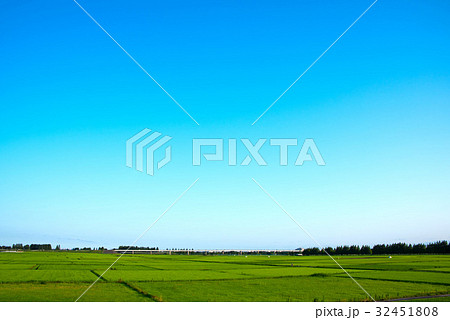 さいたま市　西遊馬農耕地　荒川堤より東京方面わ望む 32451808