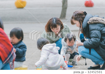 play at the park　1 year old 32452501