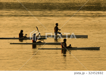 夕照の中のカヤック 32452692
