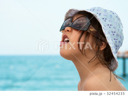 girl enjoys vacation on the sea coast 32454235