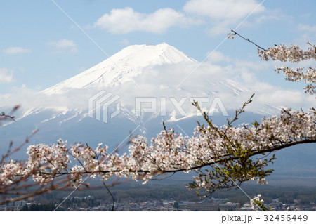 Fuji mountain  in japan with sakura blossom 32456449