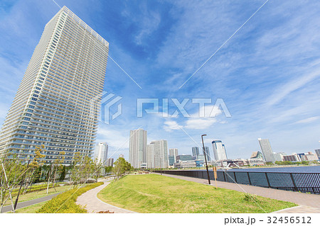 川沿いのタワーマンションと青空 32456512