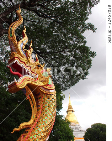 ナーガ（蛇神）と仏塔 32457039