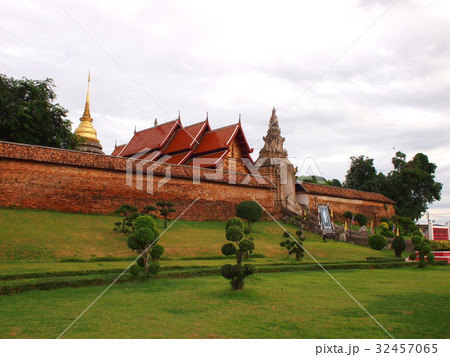 タイの寺院(ランパーン県ワット・プラタートランパーンルアン) タイの寺院(ランパーン県ワット・プラタートランパーンルアン) 32457065
