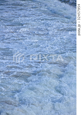 泡立つ波（岩瀬浜海水浴場／富山県富山市岩瀬） 32457954