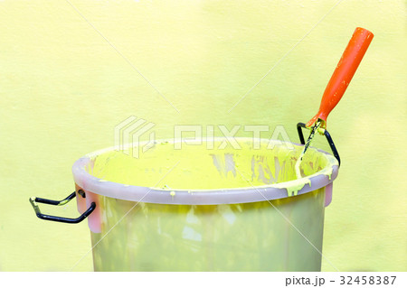 Paint-roller and Paint bucket 32458387
