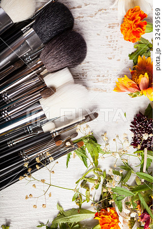 Make up accessories next to wild flowers Make up accessories next to wild flowers 32459569
